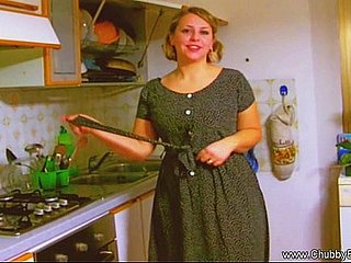 Ibu Rumah Tangga Blowjob Dari tahun 1950-an!