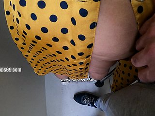 يحب الزوج رؤية رجل غريب لمس الحمار الكبير لزوجته في أماكن عامة مثل قطارات مترو المترو والحافلات