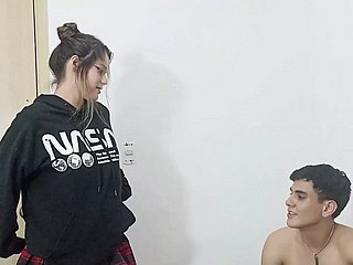 我的继父迟到了，我用硬性惩罚她