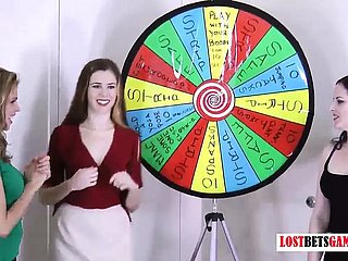 3 très jolies filles jouent à un jeu de platoon faire tourner chilled through roue