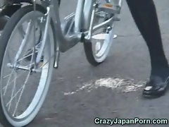 Sekolahan Squirts pada sepeda di Publik!