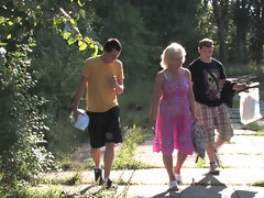 granny Margrit K. se la follan al aire libre