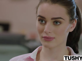TUSHY Lana โรท์ทำให้บนโชว์ก้น