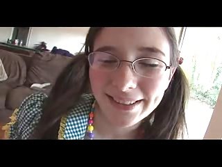 Nerdy Mädchen mit schönen Titten und Brustwarzen gefickt