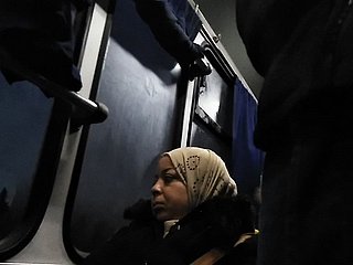 امرأة لا أستطيع التوقف عن النظر في انتفاخ