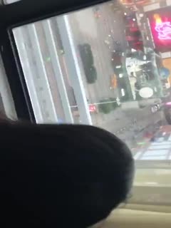 拉开窗帘给人看看。太骚了